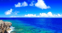 辺戸岬の岩礁と北方向の海
